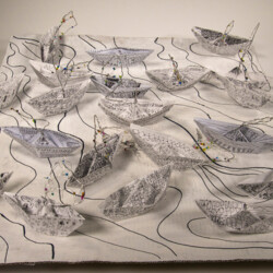 Menschen kommen mit Booten zu uns