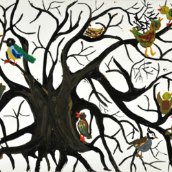 Alter Baum mit Vögeln