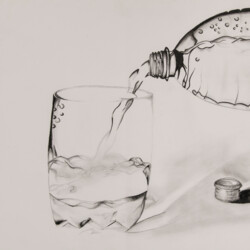 Trinkglas und Wasserflasche