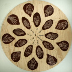 Wir reichen uns die Hände