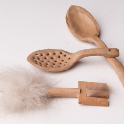 Plastiken aus unterschiedlichen Materialien